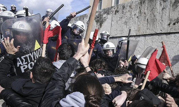 Yunanistan'da kemer sıkma karşıtı gösteride arbede