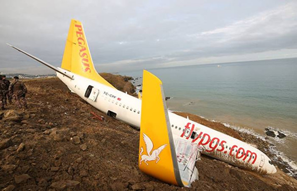 Pilotlar: Manevra yaparken sağ motor hızlandı