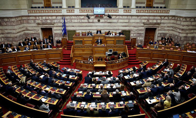 Yunanistan'da yeni kemer sıkma programına onay