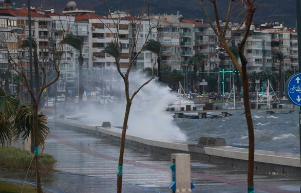 Fırtına İzmir'i vurdu