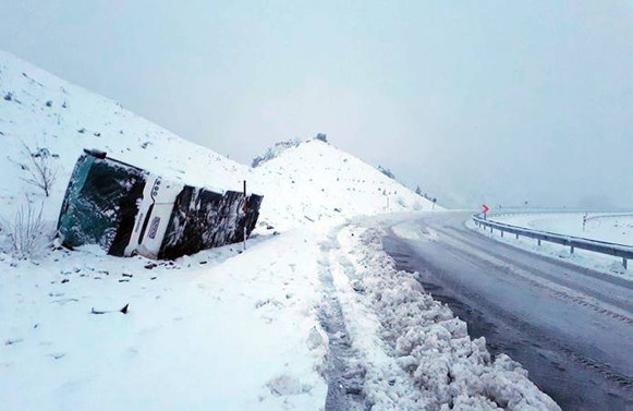 Cenazeye giden otobüs devrildi: 16 yaralı
