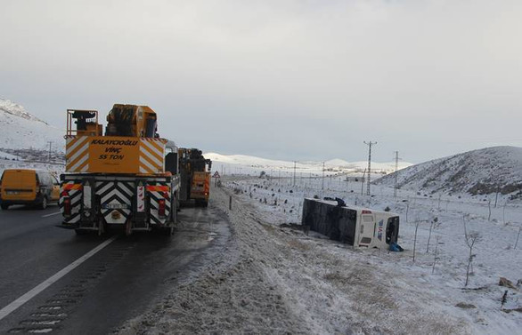 Konya'da yolcu otobüsü şarampole devrildi: 38 yaralı