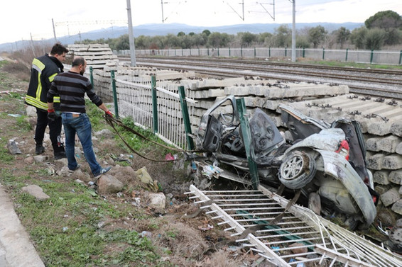 Otomobil yayalara çarptı: 4 ölü, 2 yaralı