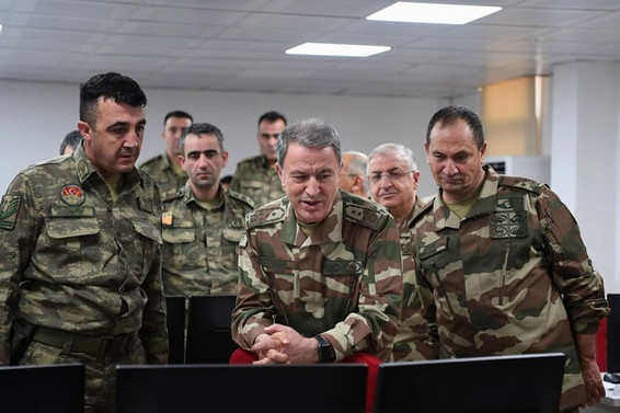 Akar ve komutanlar Suriye sınırında