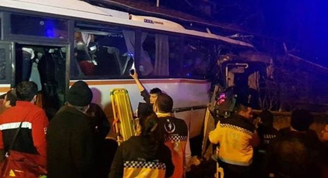 Servis otobüsü eve çarptı: 4 ölü, 2 yaralı