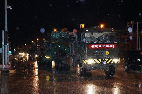 Sınıra askeri sevkiyat sürüyor