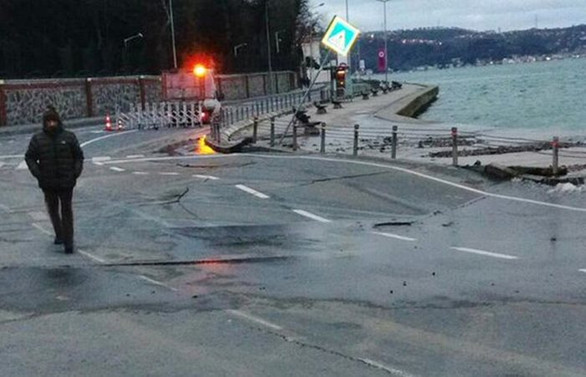 Tarabya sahilde yol çöktü