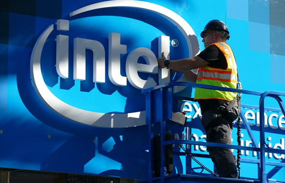 Intel'in dördüncü çeyrek geliri arttı