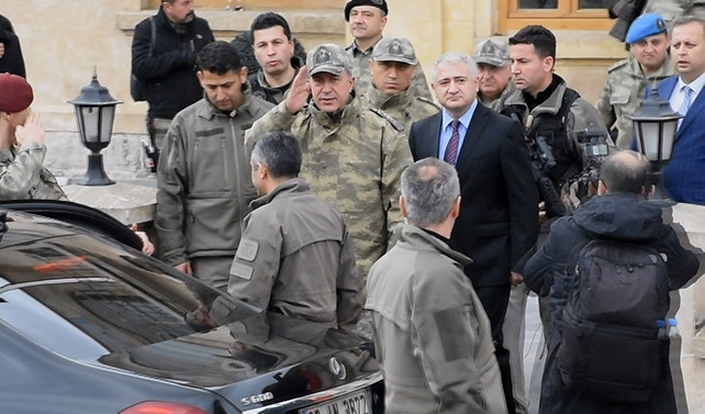 Orgeneral Akar sınır birliklerini denetledi