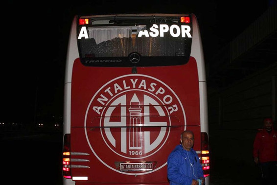 Antalyaspor otobüsüne taşlı saldırı