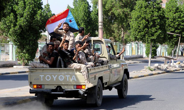 Yemen'de ayrılıkçılar, Aden'de karargahı ele geçirdi