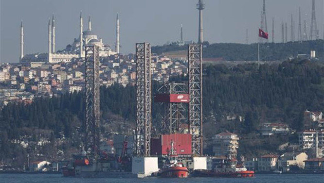 Dev petrol platformu Boğaz'dan geçemedi