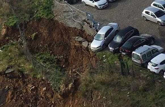 Ataşehir'de toprak kayması: Arabalar asılı kaldı