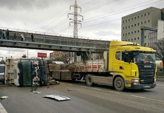 Kamyon yüklü TIR üst geçide çarptı