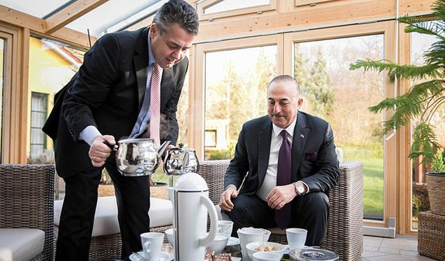 Alman Bakan, mevkidaşı Çavuşoğlu'na Türk çayı ikram etti