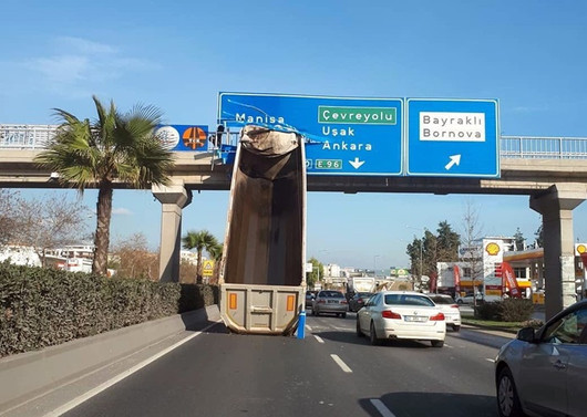 İzmir'de TIR dorsesi üst geçide çarptı