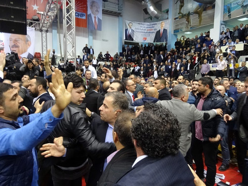 CHP İzmir kongresinde pankart tartışması
