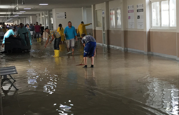 İzmir'de sağanak, hastaneyi su bastı