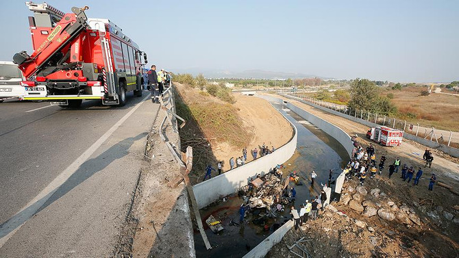 Kaçak göçmenleri taşıyan kamyon devrildi: 22 ölü