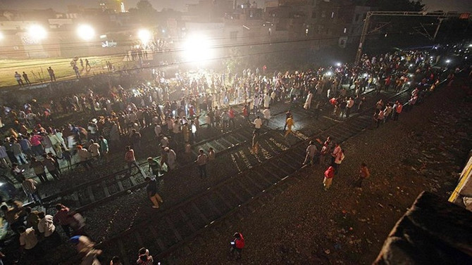 Hindistan'da kalabalığa tren çarptı: 58 ölü