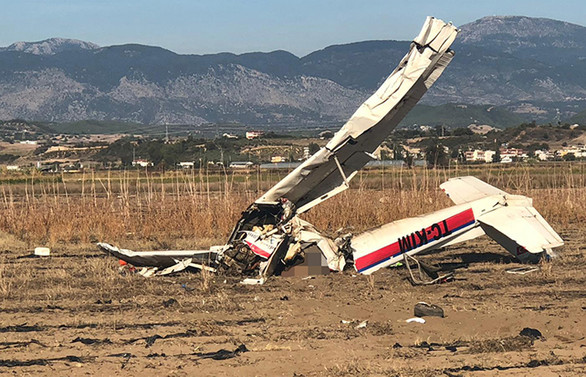 Antalya'da eğitim uçağı düştü: 2 ölü
