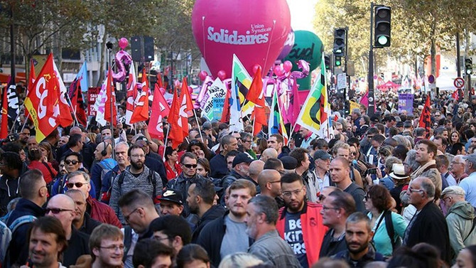Fransa'da Macron ve hükümet karşıtı olaylı gösteri