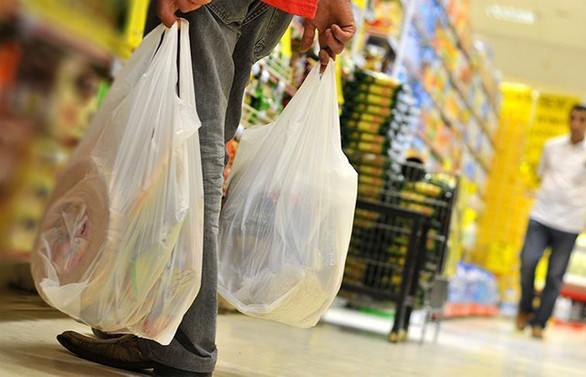 Marketlerde poşetler paralı oluyor
