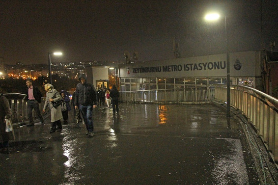 Metro istasyonunda raylara düşen kadın yaralandı