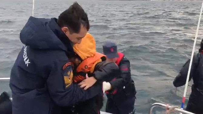 Ege'de 44 düzensiz göçmen kurtarıldı