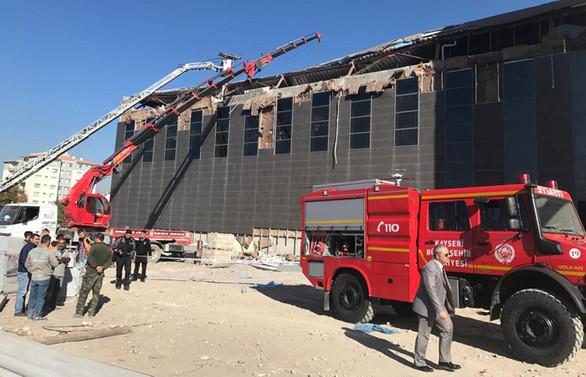 Kayseri'de inşaat halindeki kongre binasının çatısı çöktü