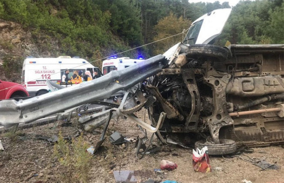Antalya'da minibüs devrildi: 1 ölü, 26 yaralı