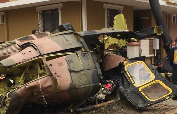 İstanbul'da evlerin arasına helikopter düştü