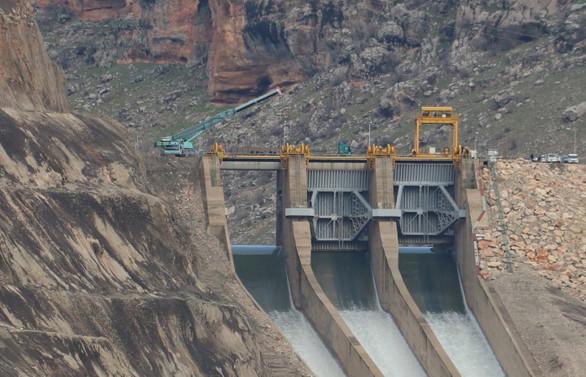 Dicle Barajı'nda kopan kapağın yerine yenisi monte ediliyor