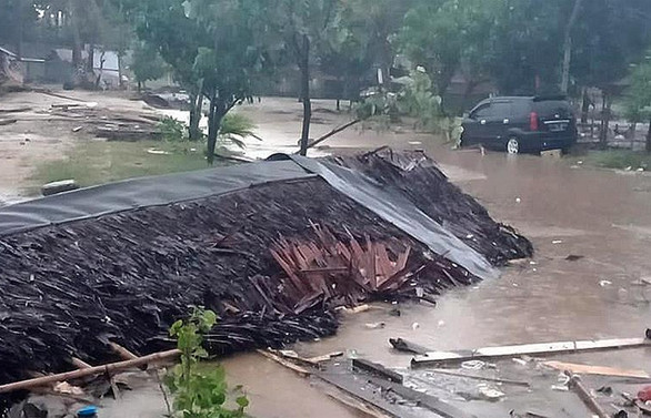 Endonezya'yı yine tsunami vurdu