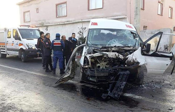 Tarım işçilerini taşıyan minibüs devrildi: 2 ölü, 16 yaralı