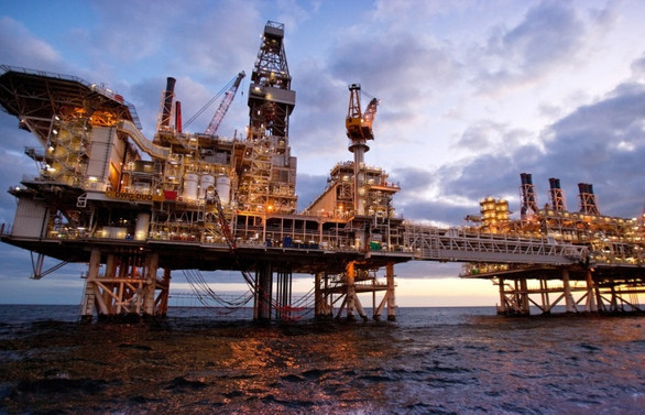 Petrol hafif yükseldi ancak hala baskı altında
