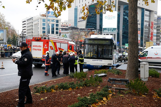 Ankara'da otobüs yayalara çarptı