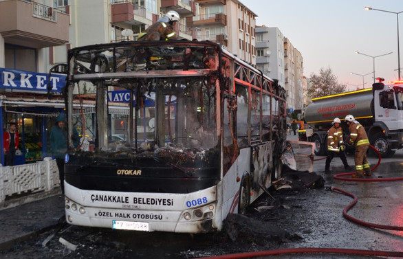Halk otobüsü seyir halindeyken alev aldı