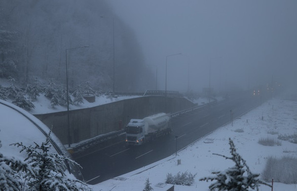 Bolu Dağı'nda kar bastırdı