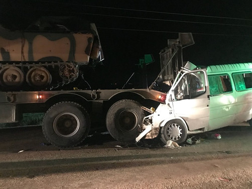 Minibüs askeri TIR'a çarptı: 3 ölü, 10 yaralı