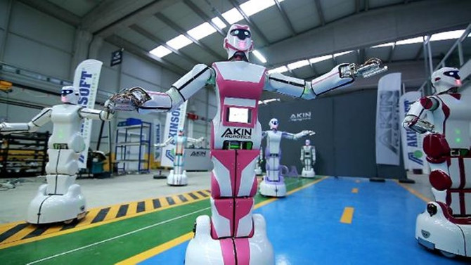 Türkiye'de üretilen insansı robot, 'Erik Dalı' oynuyor