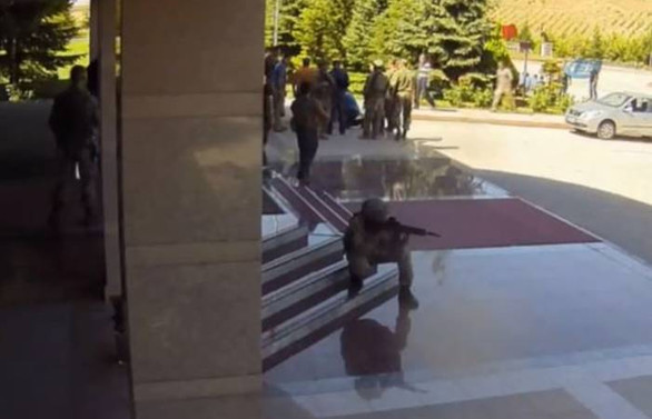 Aksakallı'nın Halisdemir'i alnından öptüğü an güvenlik kameralarında