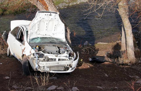 Otomobil dere yatağındaki ağaçlara çarptı: 3 ölü