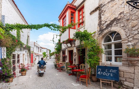 Turizmciler: Çeşme'ye havalimanı şart