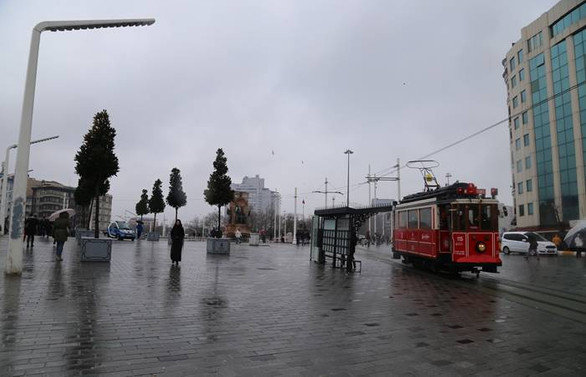 Taksim'e saksı ağaçlar yerleştirildi