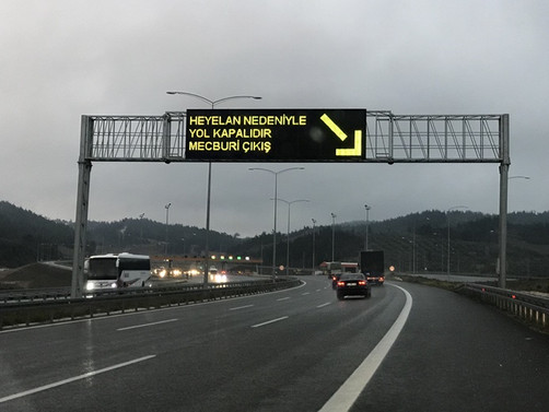 Gebze-Orhangazi-İzmir otoyolunun kenarında heyelan