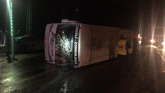 Midibüs devrildi: 1 ölü, 22 yaralı