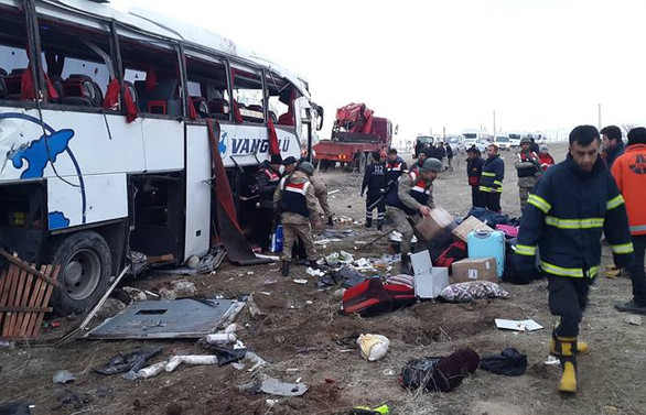 Van'da yolcu otobüsü devrildi: 2 ölü, 22 yaralı