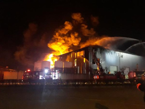 Kocaeli'de parfüm fabrikasında yangın