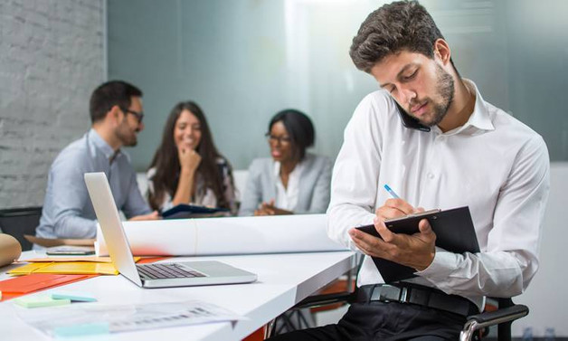 Telefonu omza sıkıştırmak boyun ağrısına yol açıyor